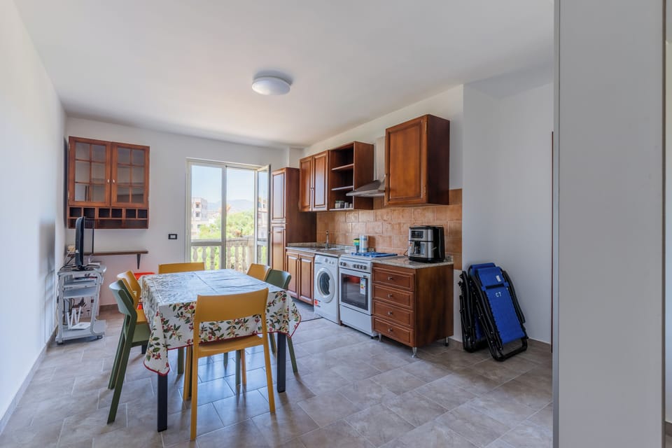 Full-size fridge, microwave, oven, stovetop