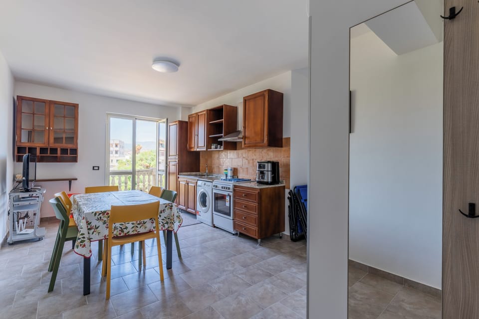 Full-size fridge, microwave, oven, stovetop