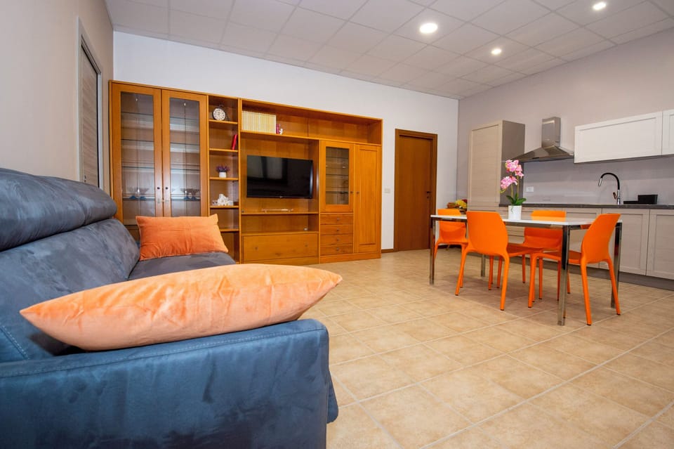 Full-size fridge, microwave, oven, stovetop