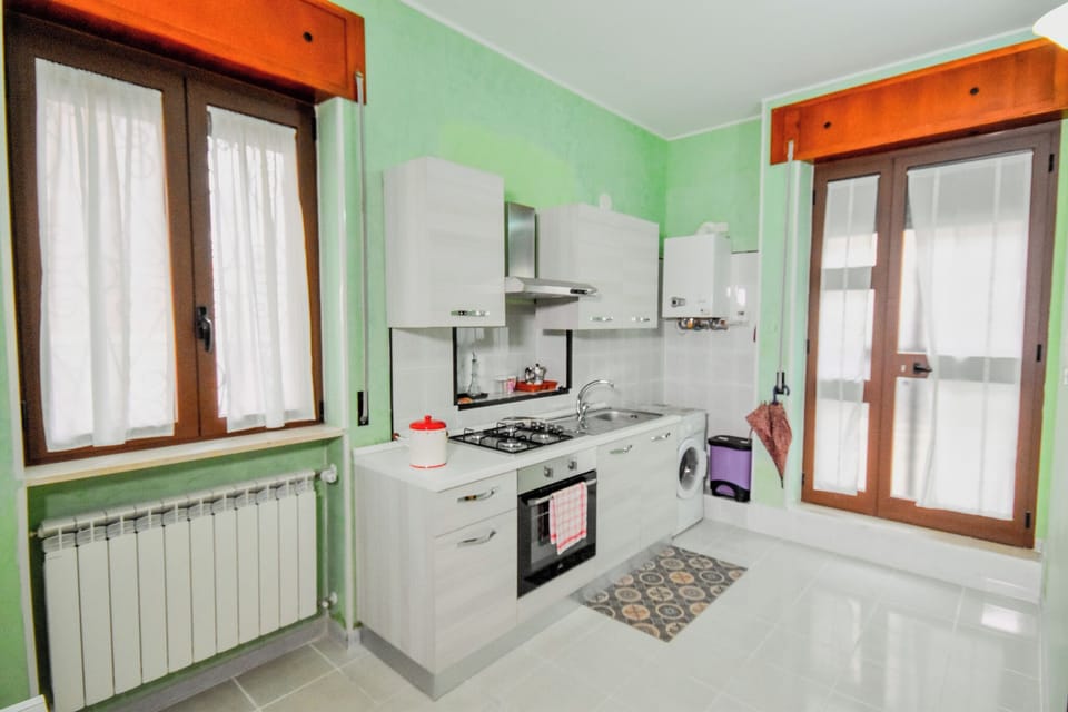 Full-size fridge, oven, stovetop, cookware/dishes/utensils