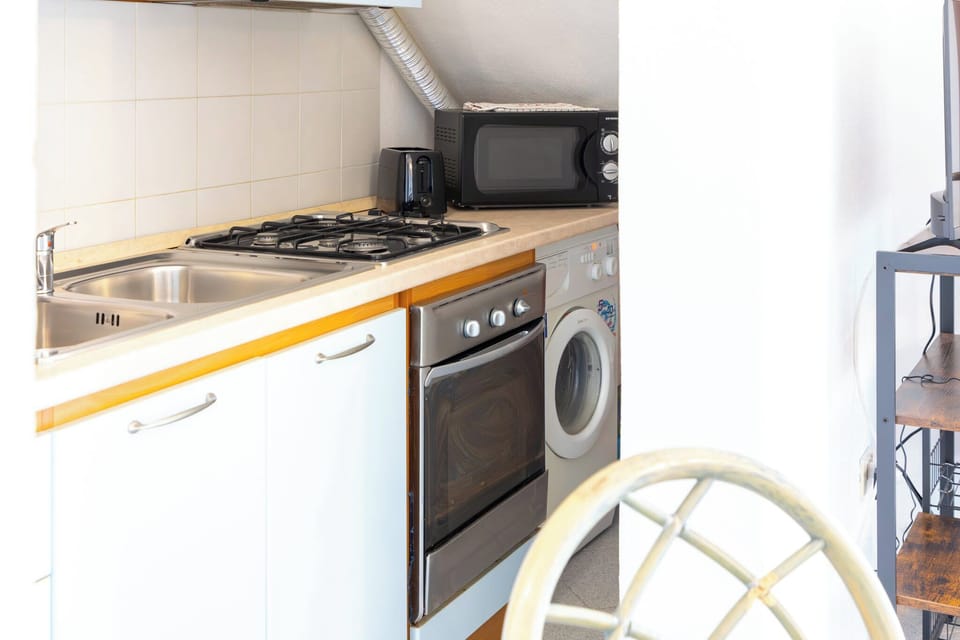 Full-size fridge, oven, stovetop, cookware/dishes/utensils