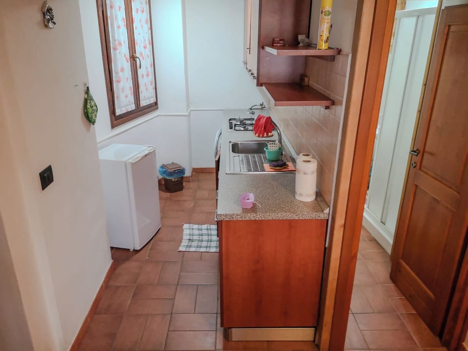 Full-size fridge, stovetop, cookware/dishes/utensils