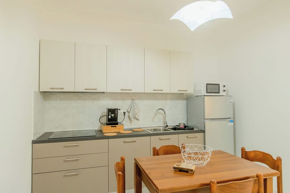 Full-size fridge, microwave, oven, stovetop