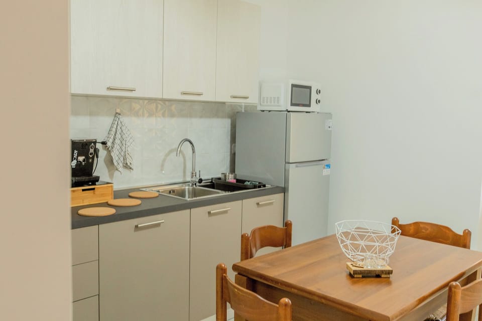 Full-size fridge, microwave, oven, stovetop