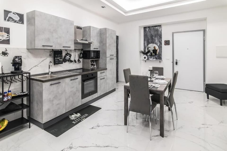 Full-size fridge, microwave, oven, stovetop
