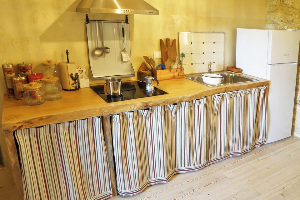 Full-size fridge, oven, stovetop, toaster