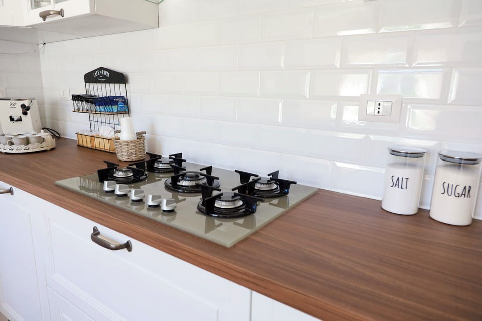 Full-size fridge, microwave, oven, stovetop