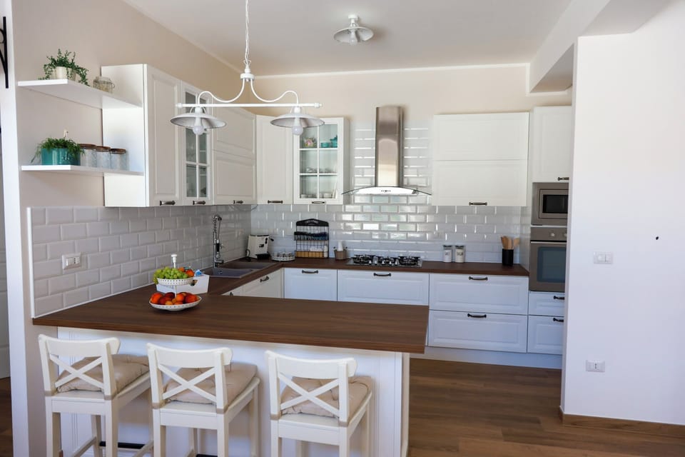 Full-size fridge, microwave, oven, stovetop