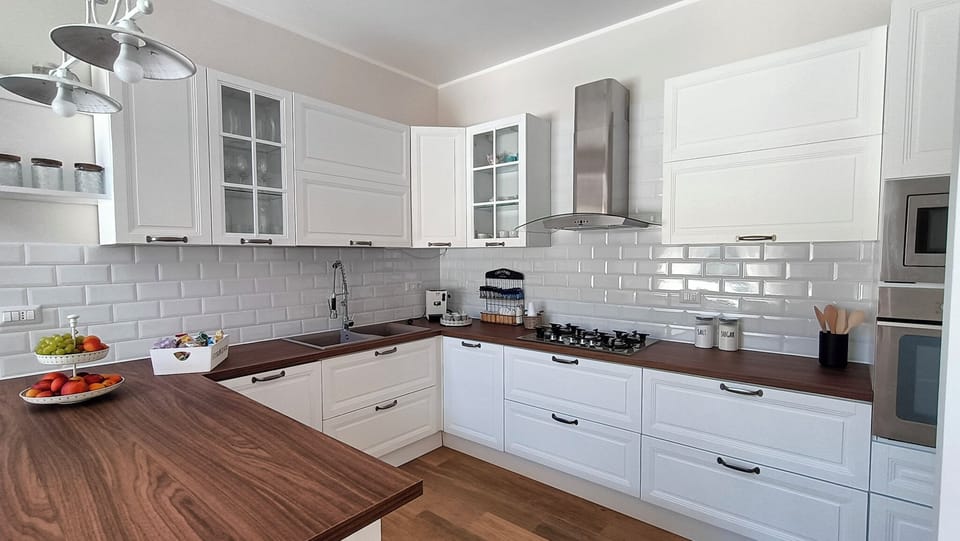 Full-size fridge, microwave, oven, stovetop