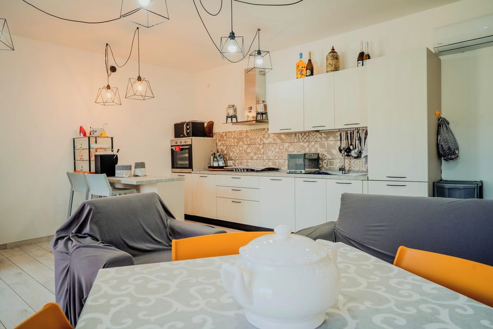 Full-size fridge, microwave, oven, stovetop
