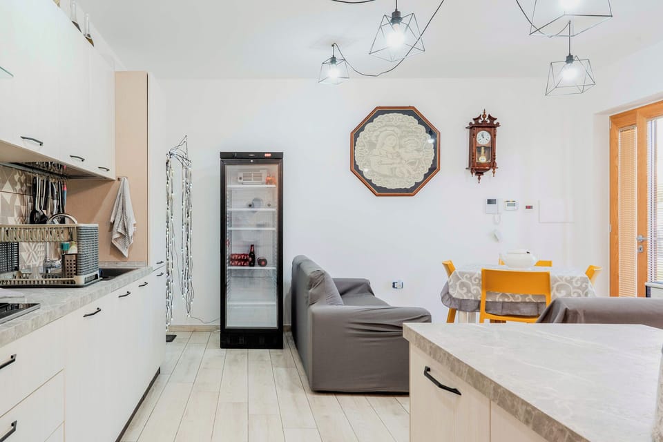 Full-size fridge, microwave, oven, stovetop