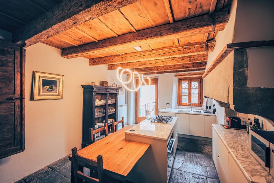 Deluxe Apartment | Private kitchen | Full-size fridge, microwave, oven, stovetop
