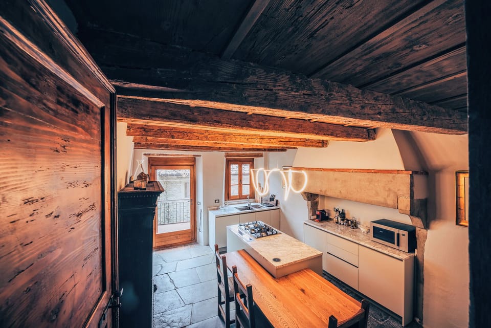 Deluxe Apartment | Private kitchen | Full-size fridge, microwave, oven, stovetop