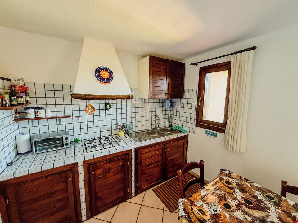 Full-size fridge, oven, stovetop, cookware/dishes/utensils
