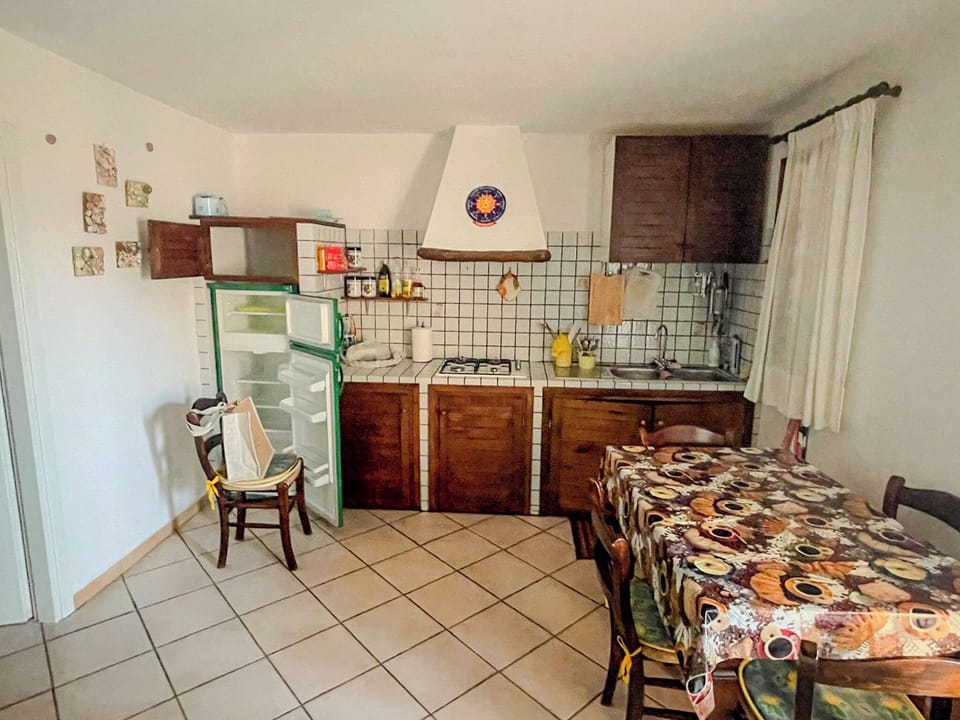 Full-size fridge, oven, stovetop, cookware/dishes/utensils