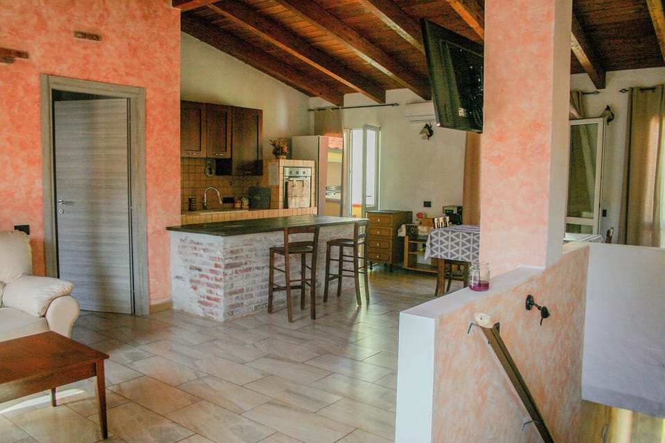 Full-size fridge, oven, stovetop, cookware/dishes/utensils