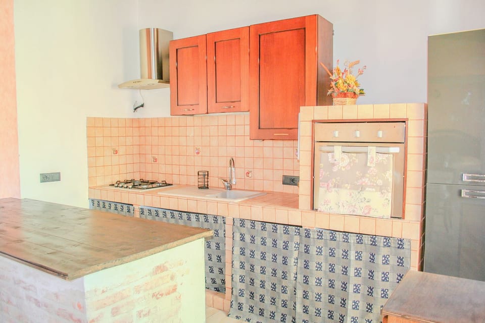 Full-size fridge, oven, stovetop, cookware/dishes/utensils