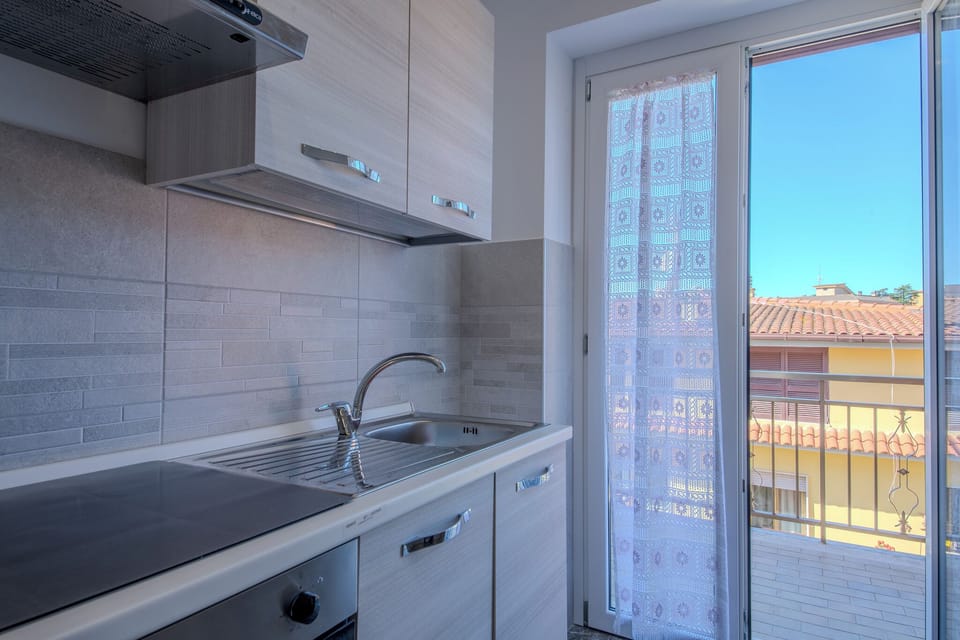 Full-size fridge, microwave, oven, stovetop