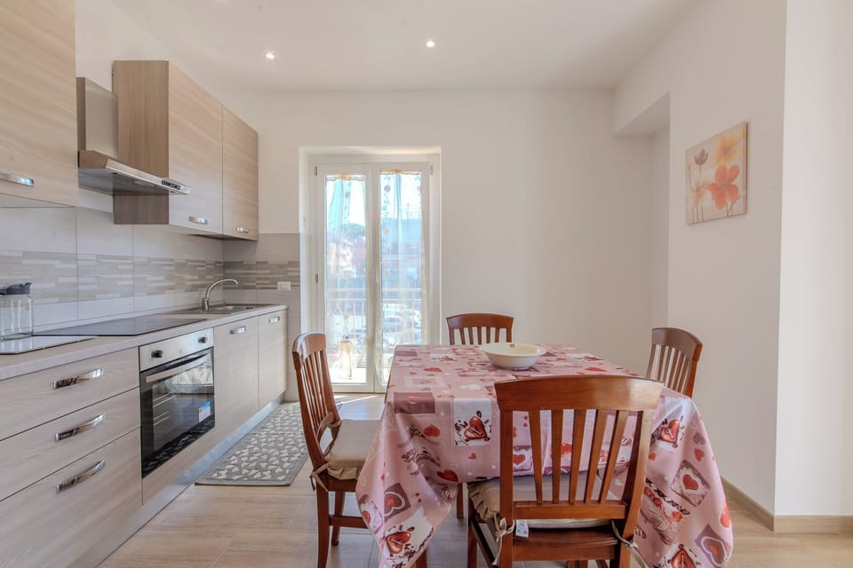 Full-size fridge, microwave, oven, stovetop