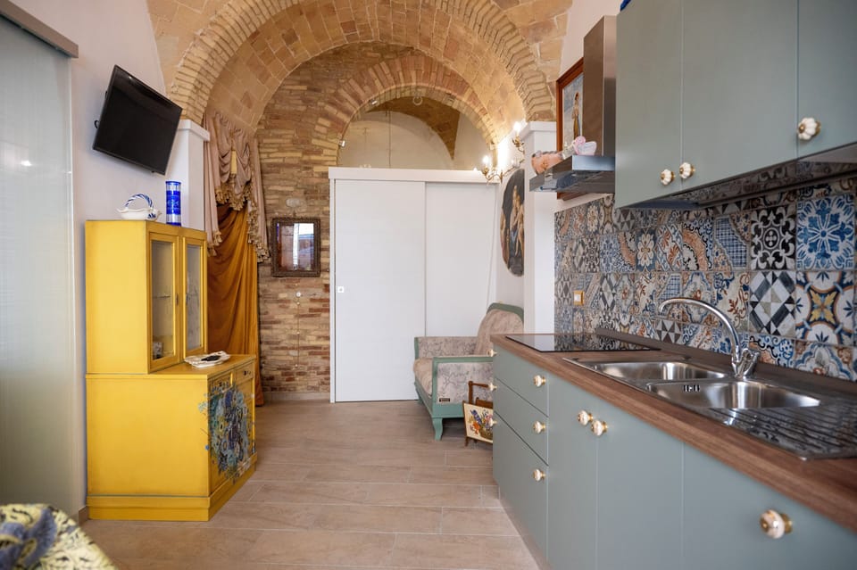 Deluxe Apartment | Private kitchen | Full-size fridge, microwave, oven, stovetop