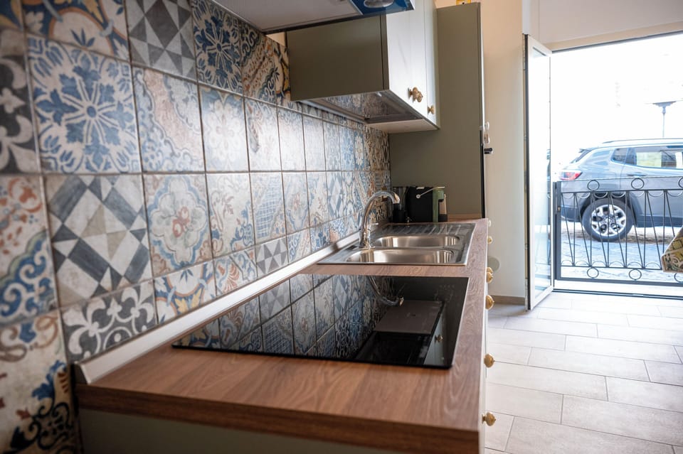 Deluxe Apartment | Private kitchen | Full-size fridge, microwave, oven, stovetop