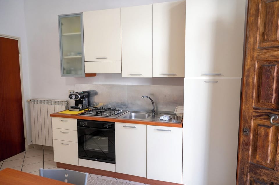 Full-size fridge, microwave, oven, stovetop