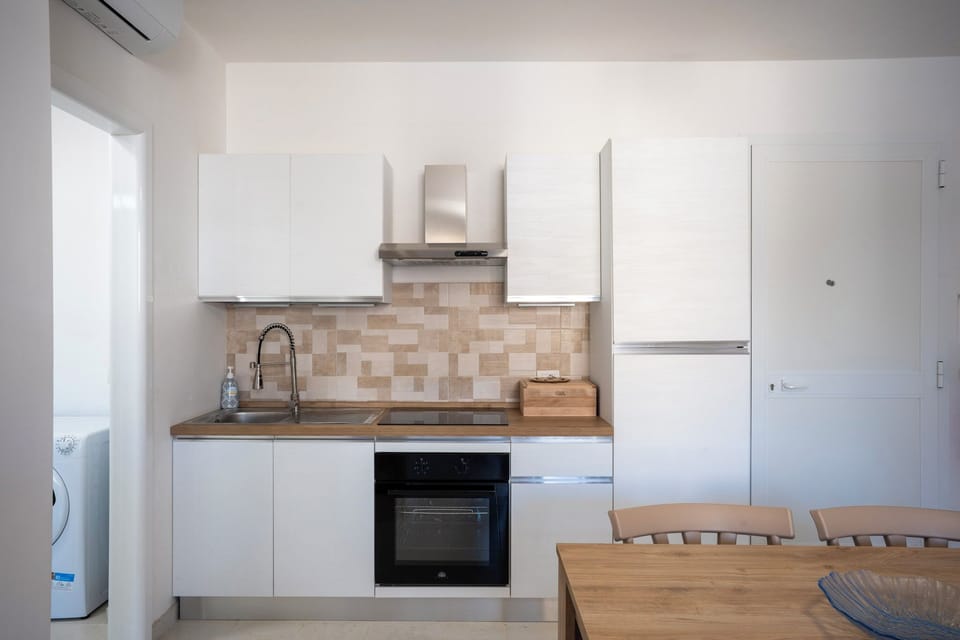 Full-size fridge, microwave, oven, stovetop