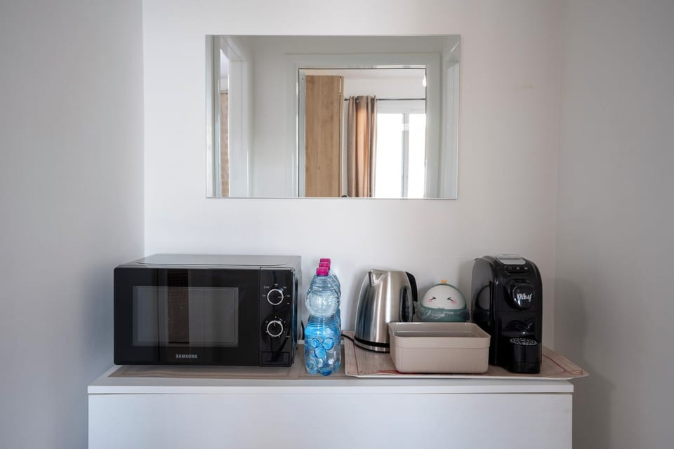 Full-size fridge, microwave, oven, stovetop