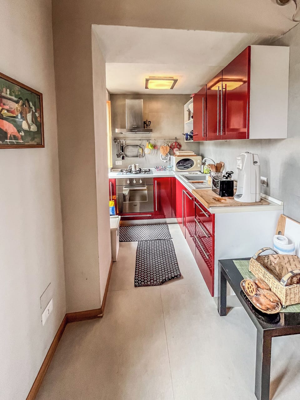 Full-size fridge, microwave, oven, stovetop