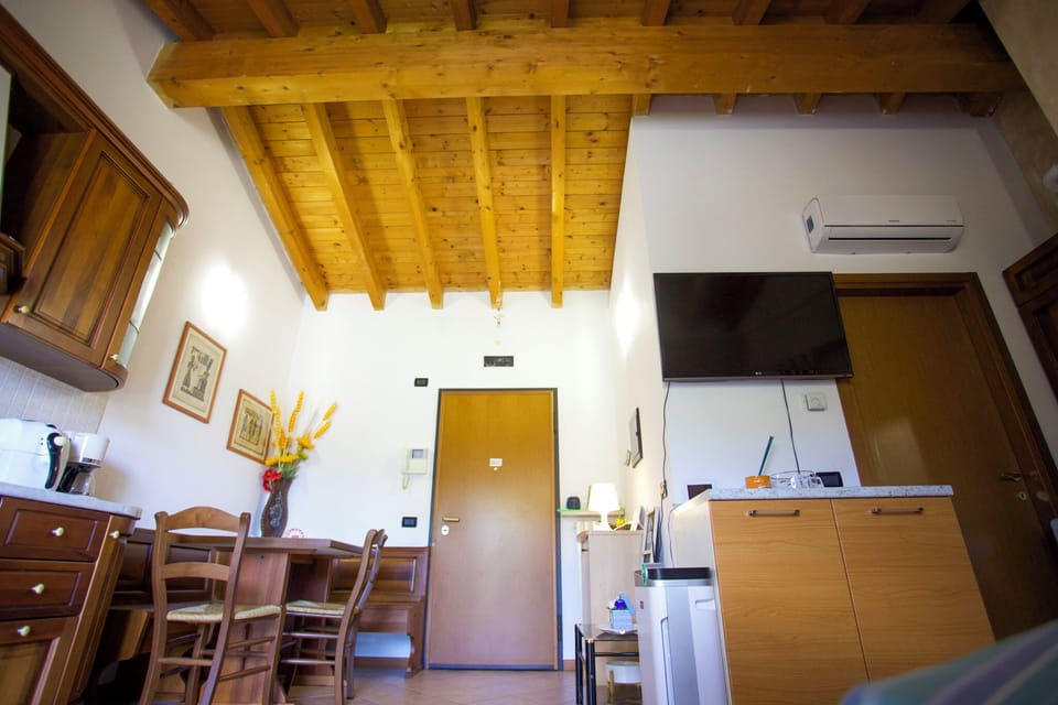 Full-size fridge, microwave, oven, stovetop