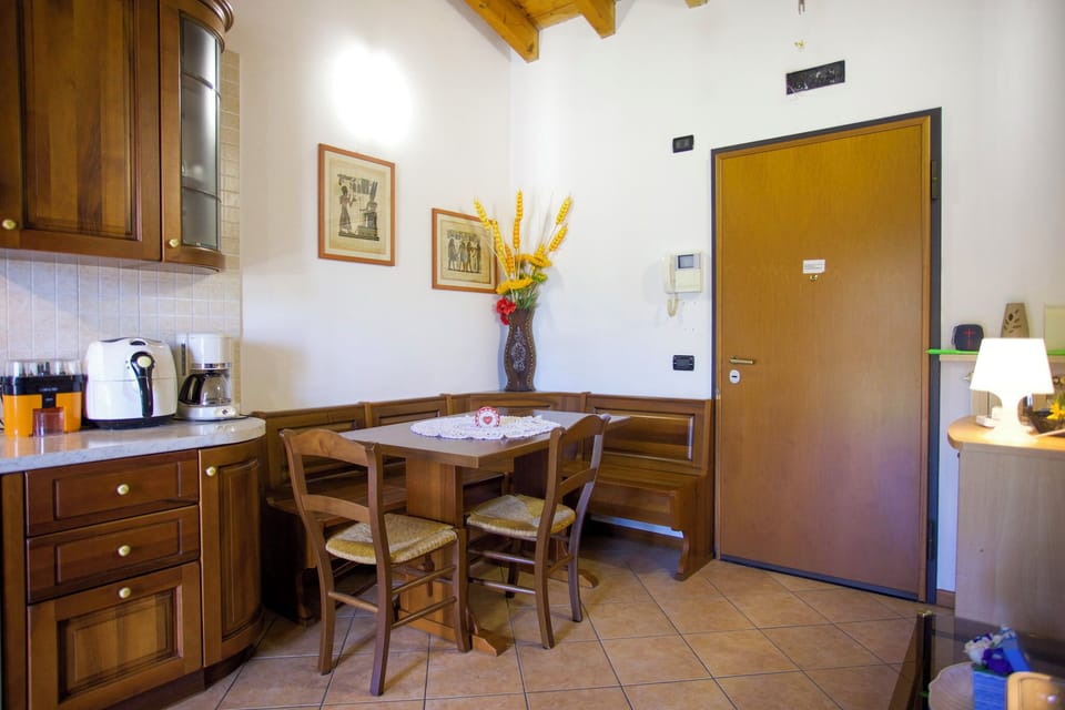 Full-size fridge, microwave, oven, stovetop