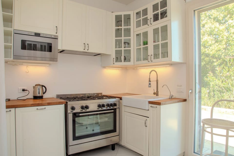 Full-size fridge, microwave, oven, stovetop