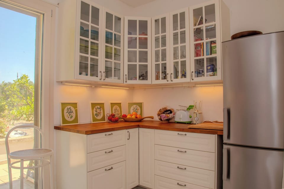 Full-size fridge, microwave, oven, stovetop