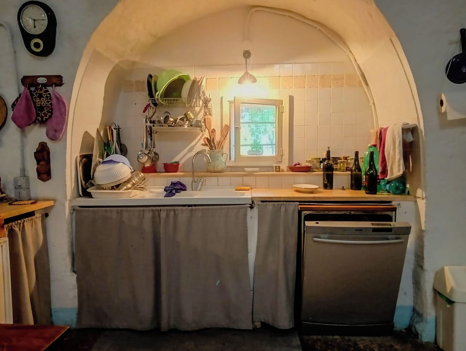 Full-size fridge, oven, stovetop, dishwasher