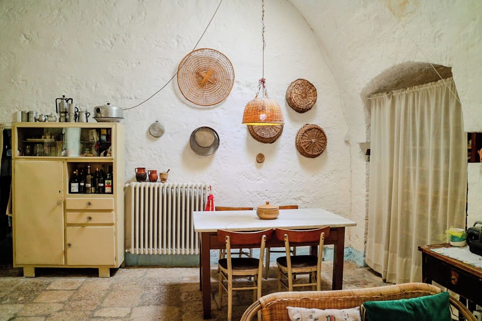 Full-size fridge, oven, stovetop, dishwasher