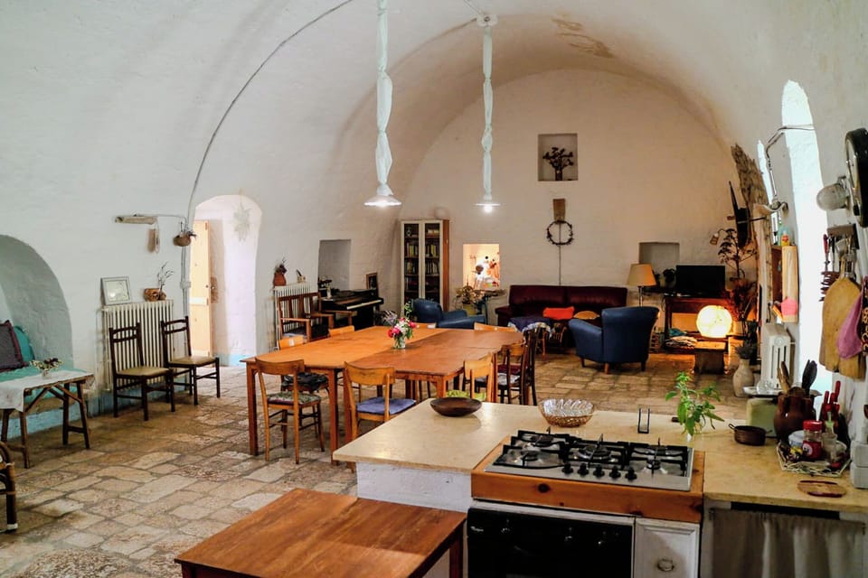Full-size fridge, oven, stovetop, dishwasher