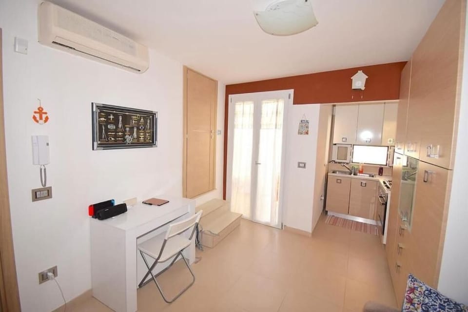 Deluxe Apartment | Private kitchen | Fridge, oven, stovetop, cookware/dishes/utensils