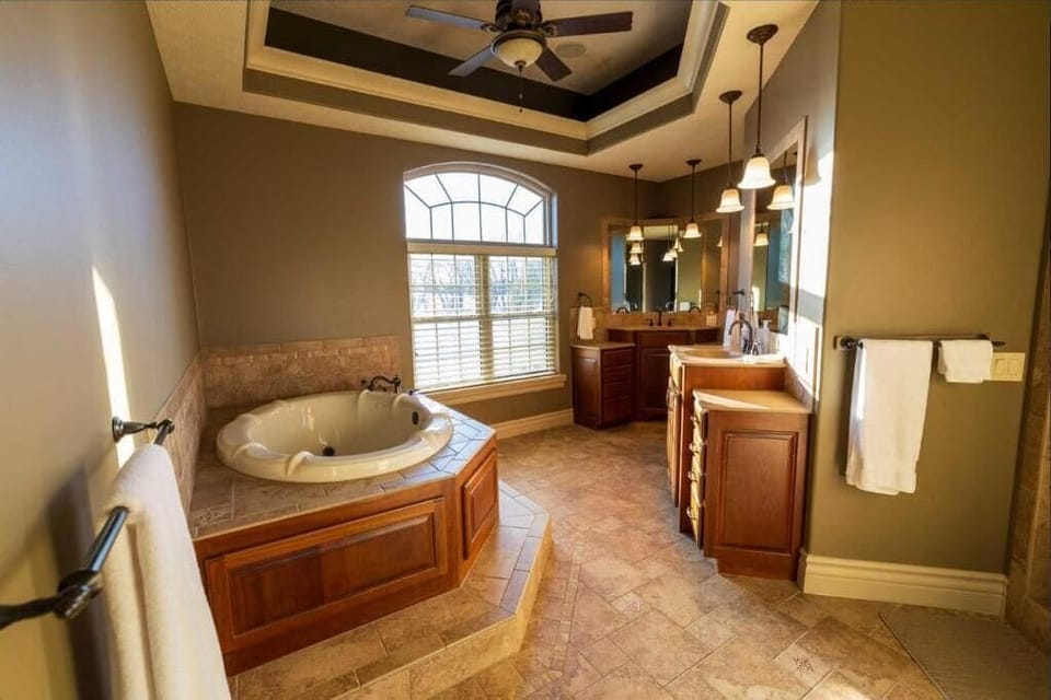 Combined shower/tub, free toiletries, hair dryer, towels