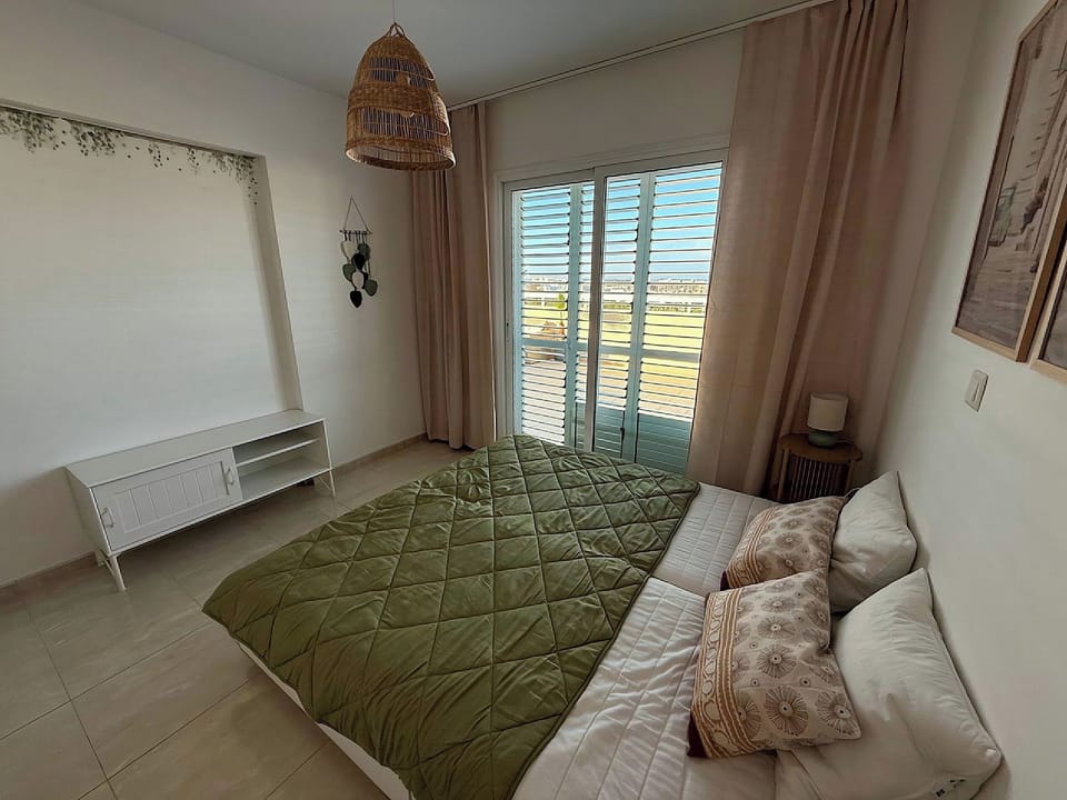 Bedroom with 2 single beds