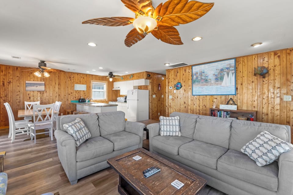 SN0421: Pelican Sunrise | Mid Level Living Area