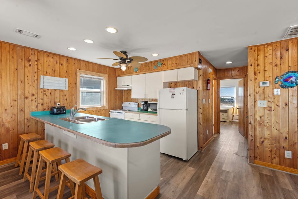 SN0421: Pelican Sunrise | Mid Level Kitchen