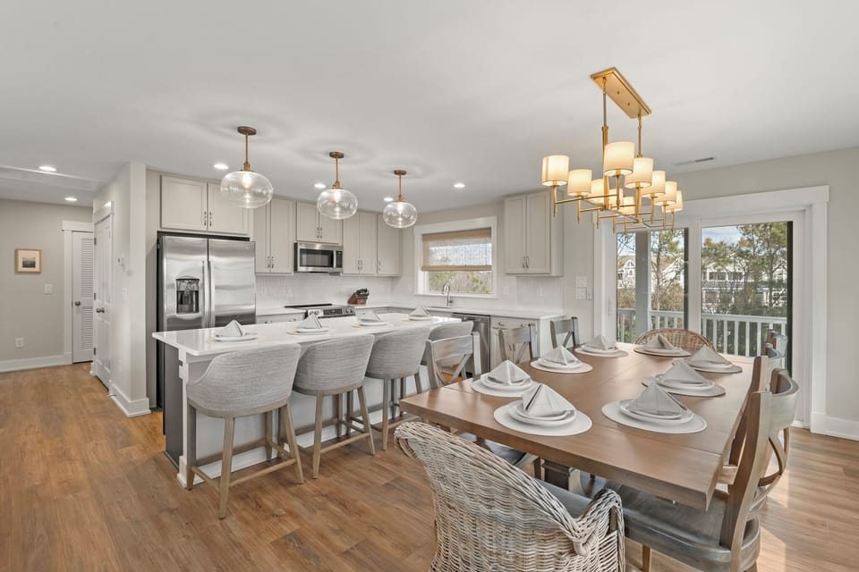 CC136: Breezy Does It | Top Level Dining Area