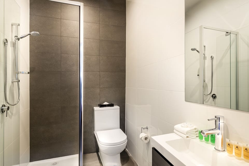 Shower, free toiletries, towels