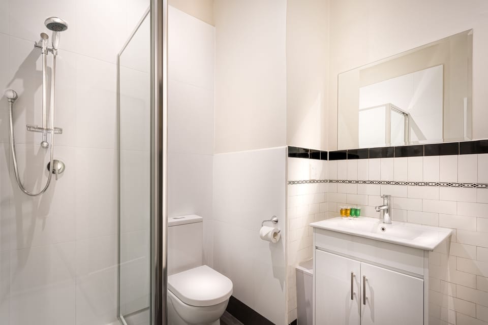 Shower, free toiletries, towels