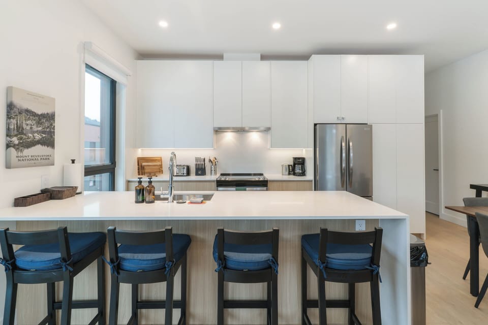 Luxury Condo, Mountain View | Private kitchen | Full-size fridge, microwave, oven, stovetop