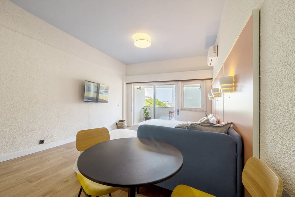 Studio | Living area | 60-cm flat-screen TV with cable channels, TV