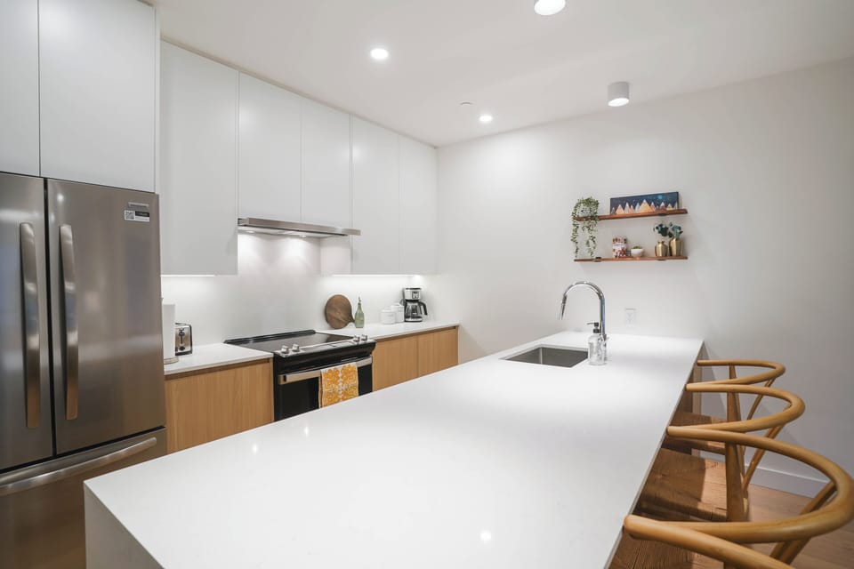 Comfort Condo, Balcony, Mountain View | Private kitchen | Full-size fridge, microwave, oven, stovetop