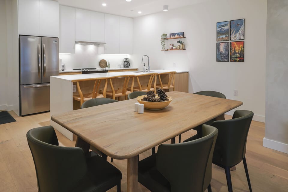 Comfort Condo, Balcony, Mountain View | Dining