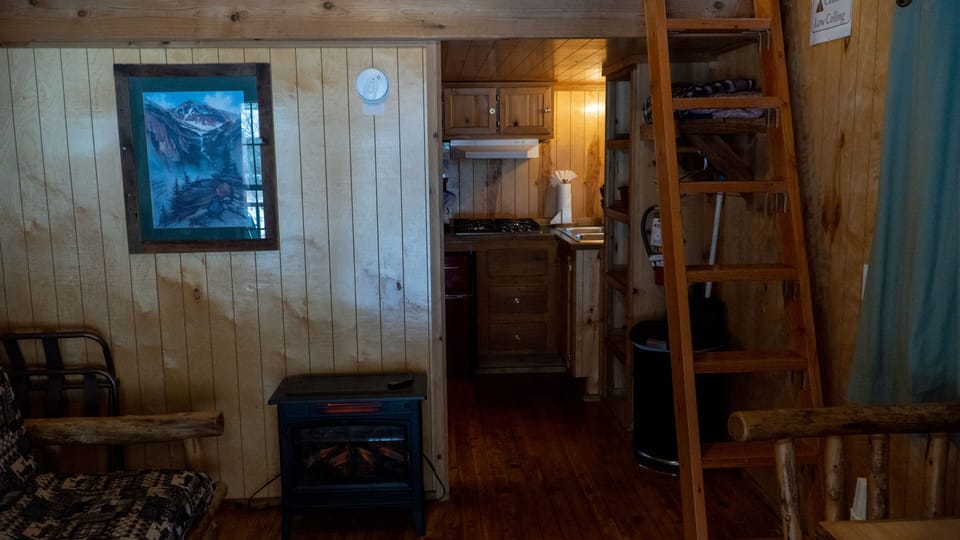 Deluxe Riverfront Cabin "Imogene" | Egyptian cotton sheets, premium bedding, pillowtop beds