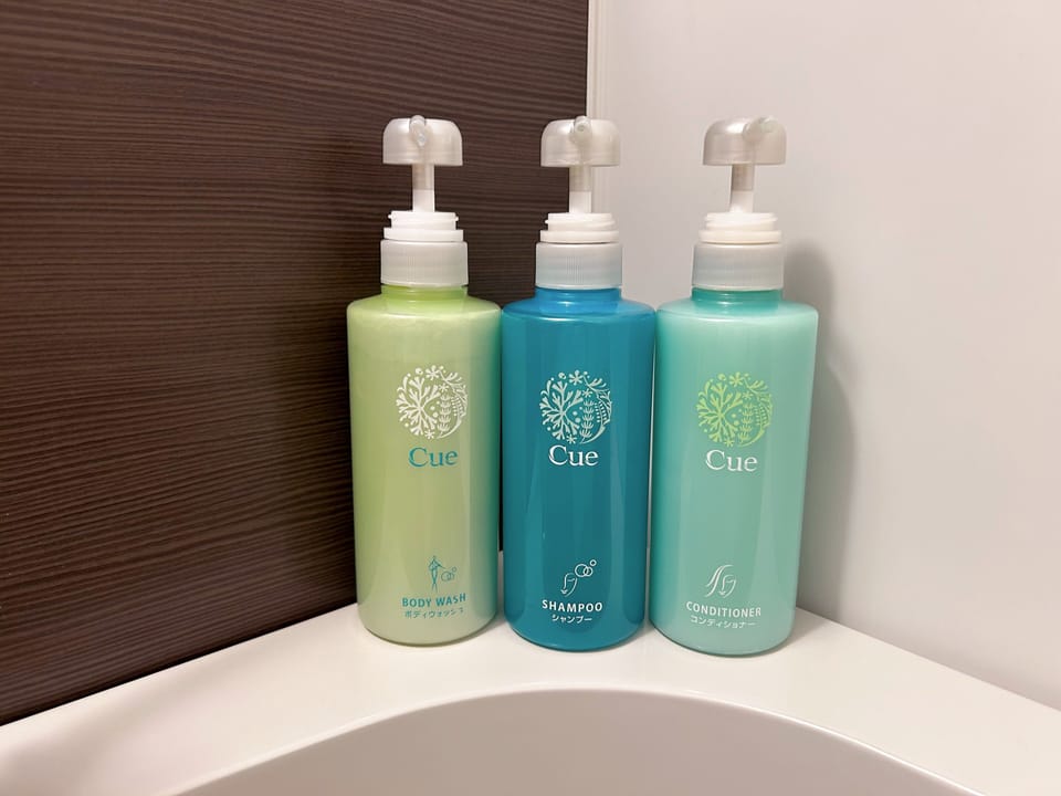 Combined shower/tub, deep soaking tub, free toiletries, hair dryer